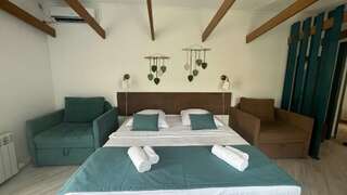 Гостиница Вилла Коронелло  Феодосия Стандарт улучшенный с балконом ( 1*2,0 сп + 2 кресло-кровати)-2