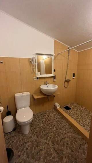 Гостиница Вилла Коронелло  Феодосия Стандарт трехместный (1*2,0 сп. + кресло -кровать)-12