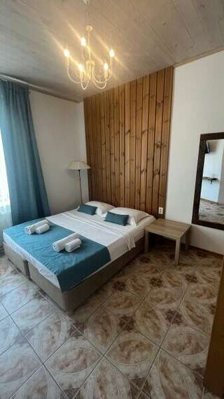 Гостиница Вилла Коронелло  Феодосия Стандарт улучшенный трехместный (1*2,0 сп. + 2х местный диван)-3