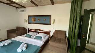 Гостиница Вилла Коронелло  Феодосия Стандарт улучшенный с балконом ( 1*2,0 сп + 2 кресло-кровати)-3