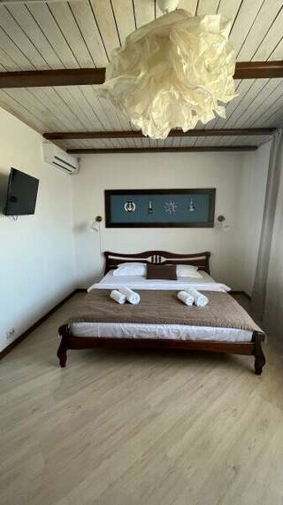 Гостиница Вилла Коронелло  Феодосия Стандарт трехместный (1*2,0 сп. + кресло -кровать)-6