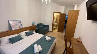 Гостиница Вилла Коронелло  Феодосия Стандарт трехместный (1*2,0 сп. + кресло -кровать)-8