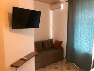 Гостиница Вилла Коронелло  Феодосия Стандарт улучшенный трехместный (1*2,0 сп. + 2х местный диван)-6