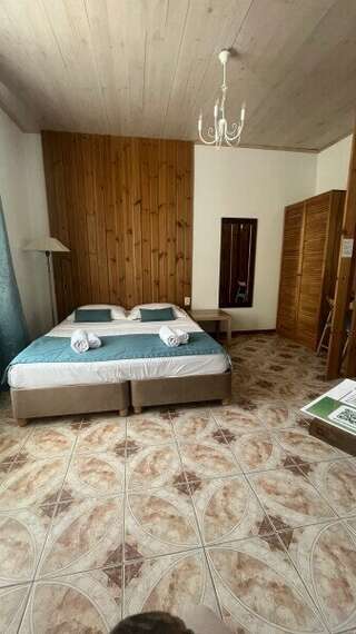 Гостиница Вилла Коронелло  Феодосия Стандарт улучшенный трехместный (1*2,0 сп. + 2х местный диван)-2