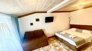 Гостиница Вилла Коронелло  Феодосия Стандарт улучшенный трехместный (1*2,0 сп. + 2х местный диван)-8