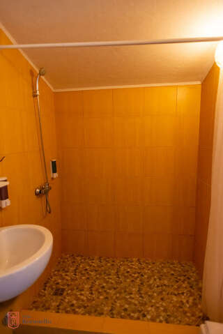 Гостиница Вилла Коронелло  Феодосия Стандарт улучшенный с балконом ( 1*2,0 сп + 2 кресло-кровати)-15