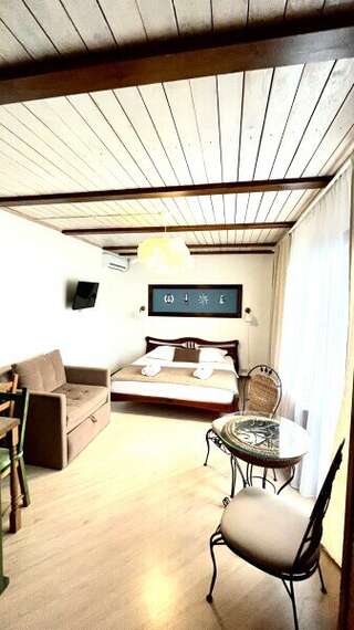 Гостиница Вилла Коронелло  Феодосия Стандарт трехместный (1*2,0 сп. + кресло -кровать)-3