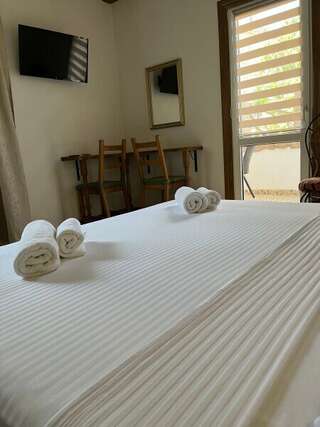 Гостиница Вилла Коронелло  Феодосия Стандарт улучшенный с балконом ( 1*2,0 сп + 2 кресло-кровати)-5