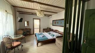 Гостиница Вилла Коронелло  Феодосия Стандарт улучшенный с балконом ( 1*2,0 сп + 2 кресло-кровати)-1