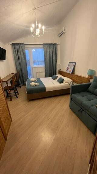 Гостиница Вилла Коронелло  Феодосия Стандарт трехместный (1*2,0 сп. + кресло -кровать)-13