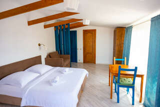 Гостиница Вилла Коронелло  Феодосия Стандарт улучшенный с балконом ( 1*2,0 сп + 2 кресло-кровати)-7