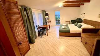 Гостиница Вилла Коронелло  Феодосия Стандарт улучшенный с балконом ( 1*2,0 сп + 2 кресло-кровати)-12