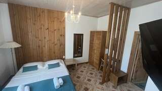 Гостиница Вилла Коронелло  Феодосия Стандарт улучшенный трехместный (1*2,0 сп. + 2х местный диван)-1